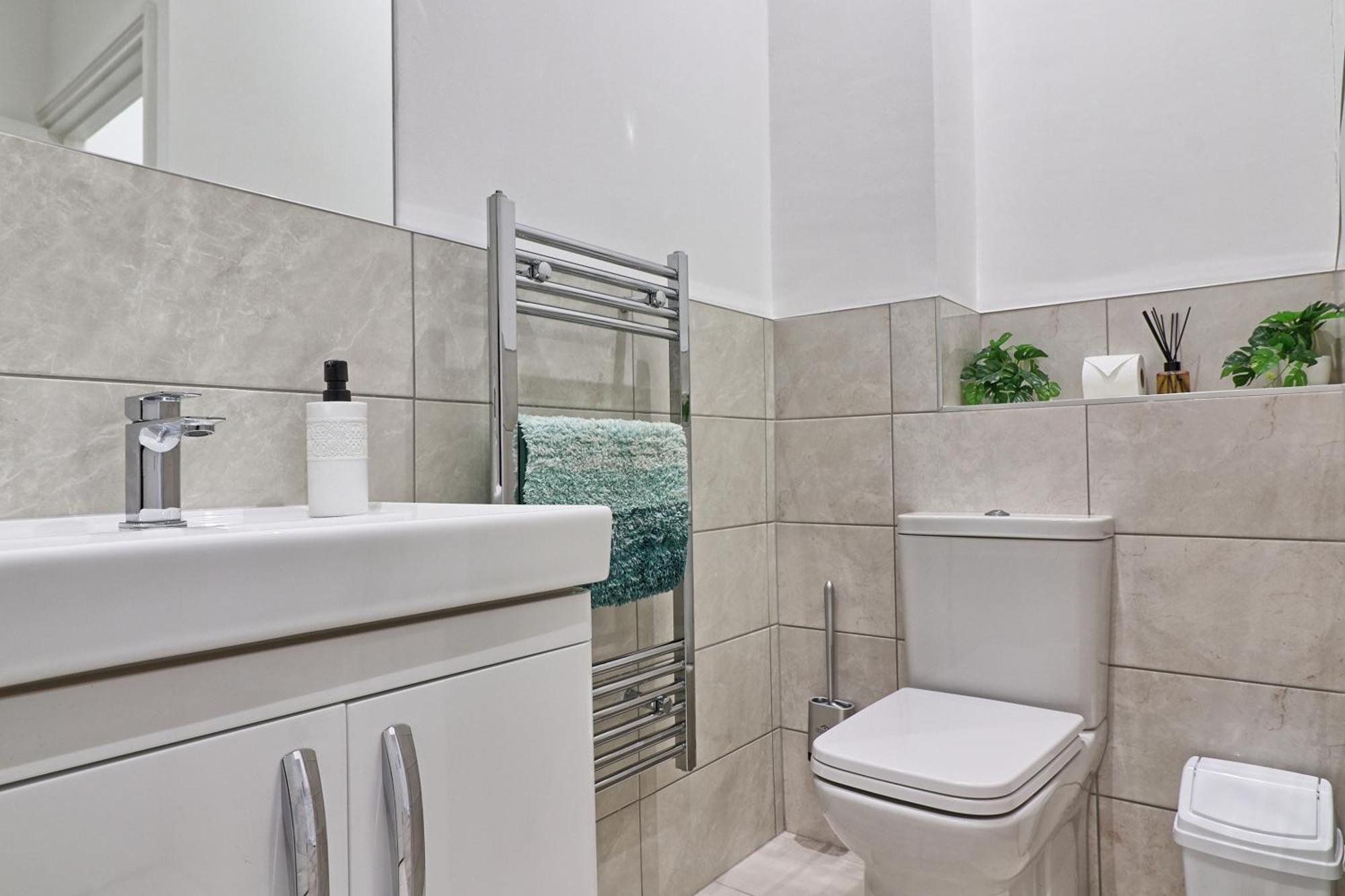 Ground Floor Next To Town Centre Apartment