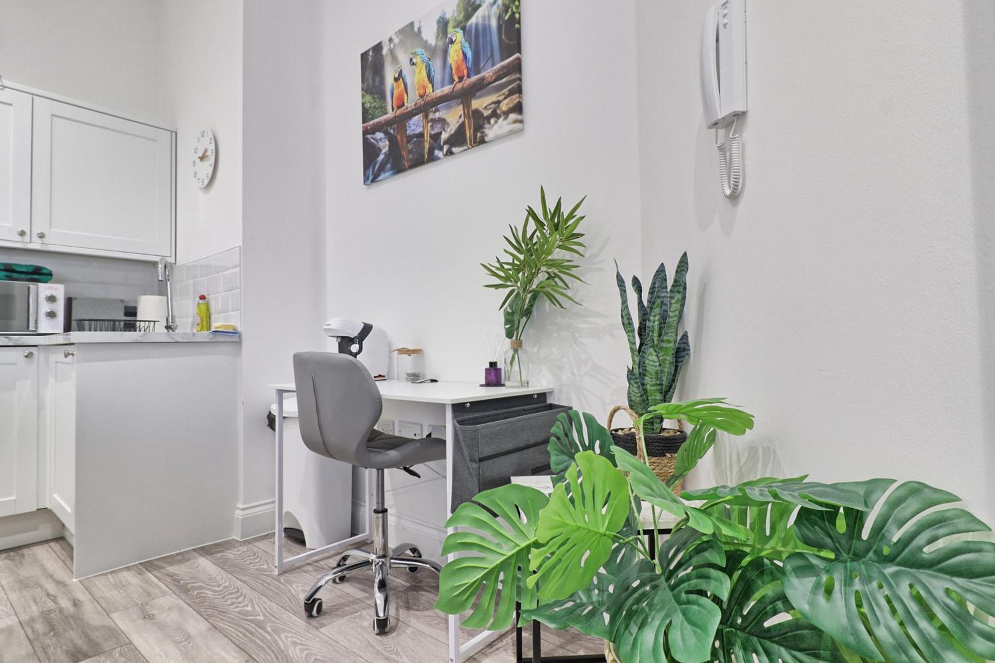 Ground Floor Next To Town Centre Apartment