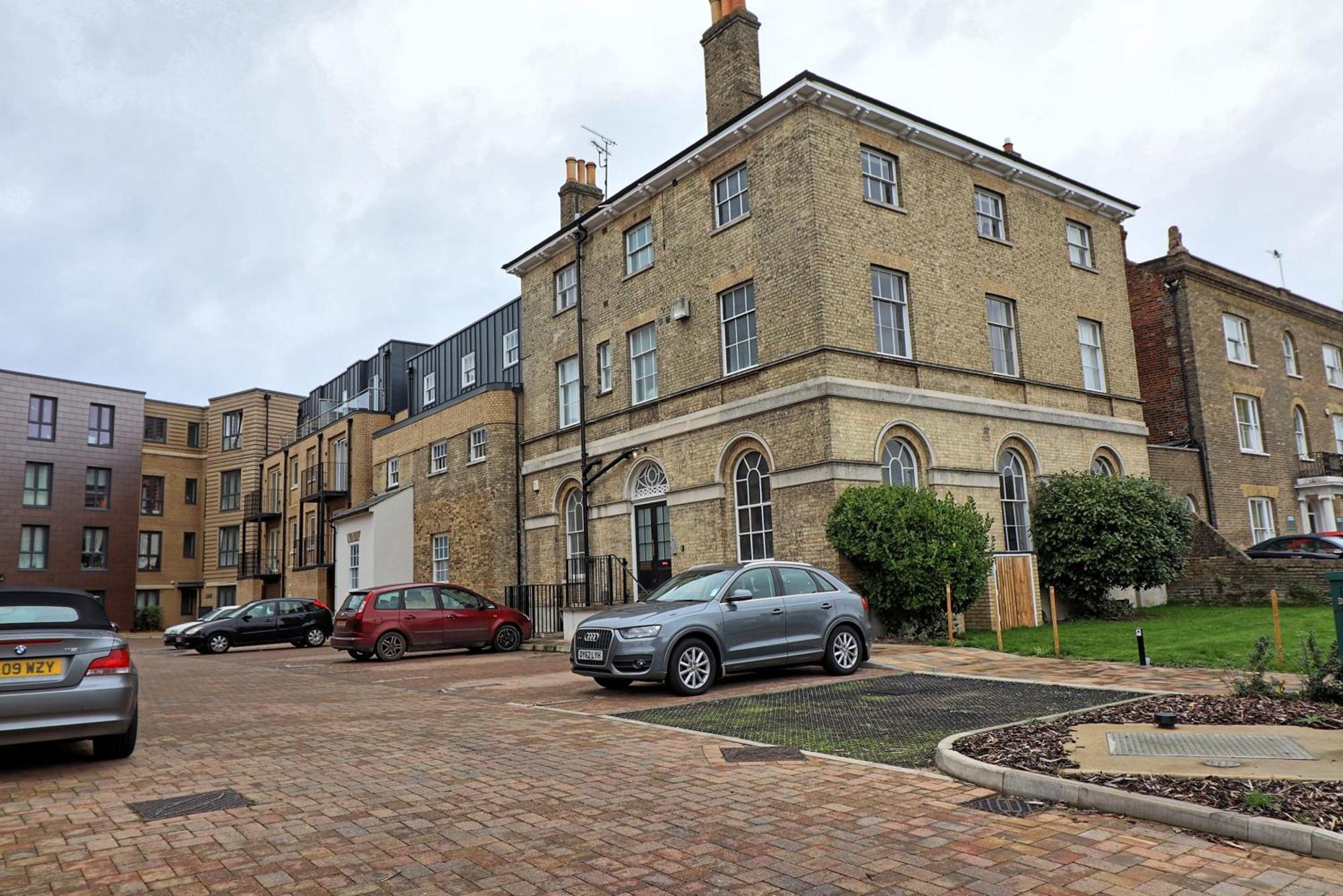 Ground Floor Next To Town Centre Apartment *